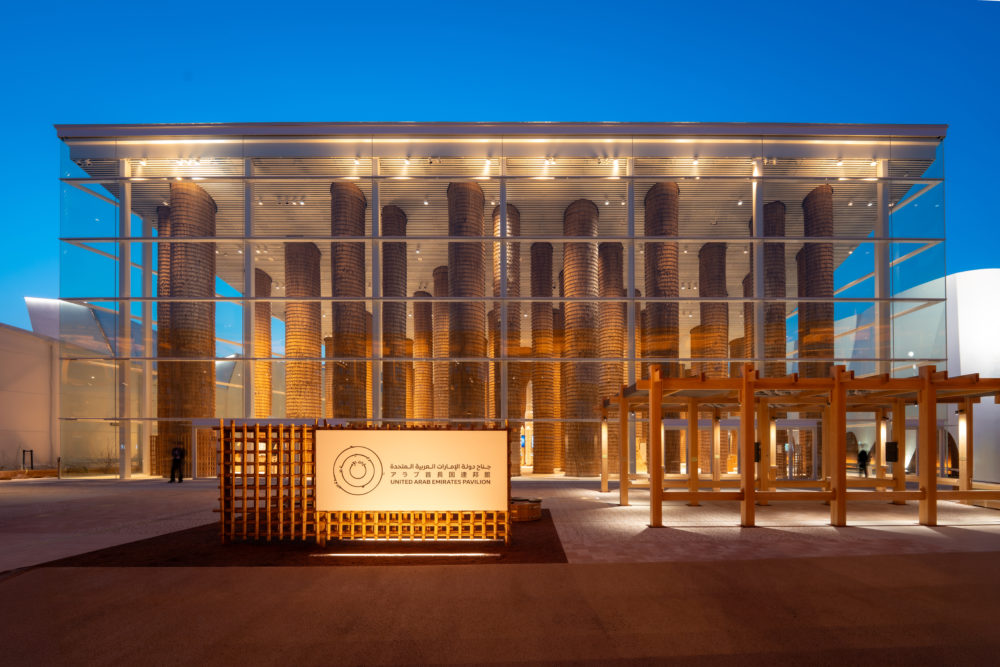 大阪・関西万博2025の会場で、ひときわ異国情緒あふれる存在感を放つのがアラブ首長国連邦（UAE）パビリオン。テーマは「Earth to Ether（大地から天空へ）」。五感を通じてUAEの文化と未来を体感できる空間が広がっている。therakejapan.com/special/discov…