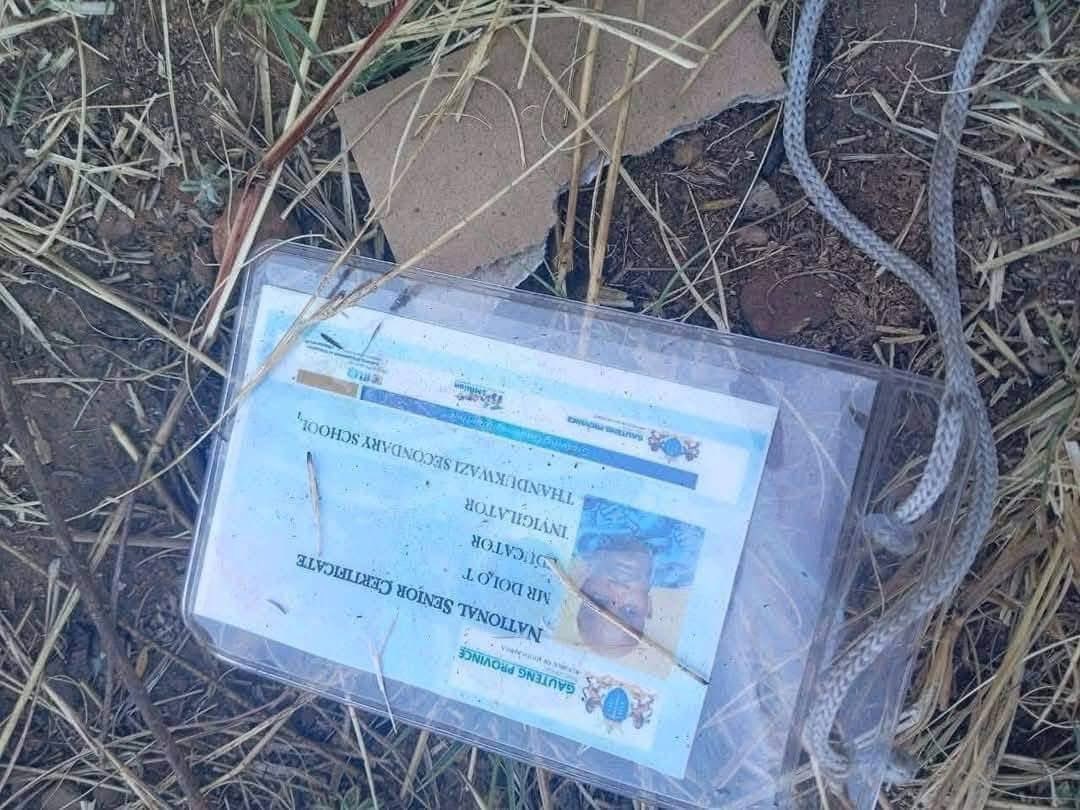 TshenoloPi's tweet photo. 🚨 Stolen Polo Found Stripped – Pennyville/New Canada 🚨

A stolen VW Polo was discovered abandoned and stripped for parts near the M17 road in the Pennyville/New Canada area 😔🛠️

The vehicle had been completely dismantled, and inside it, authorities found a teacher’s card belonging to Mr. T. Dolo from Thandukwazi Secondary School in Sebokeng 🎓📍

StolenVehicle #PennyvilleCrime #SebokengAlert #TheGhostSA 🧠🚨

As recieved