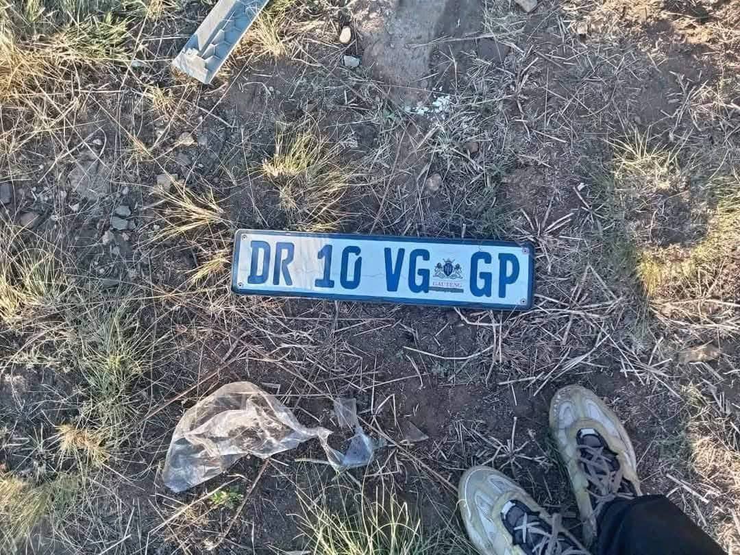 TshenoloPi's tweet photo. 🚨 Stolen Polo Found Stripped – Pennyville/New Canada 🚨

A stolen VW Polo was discovered abandoned and stripped for parts near the M17 road in the Pennyville/New Canada area 😔🛠️

The vehicle had been completely dismantled, and inside it, authorities found a teacher’s card belonging to Mr. T. Dolo from Thandukwazi Secondary School in Sebokeng 🎓📍

StolenVehicle #PennyvilleCrime #SebokengAlert #TheGhostSA 🧠🚨

As recieved