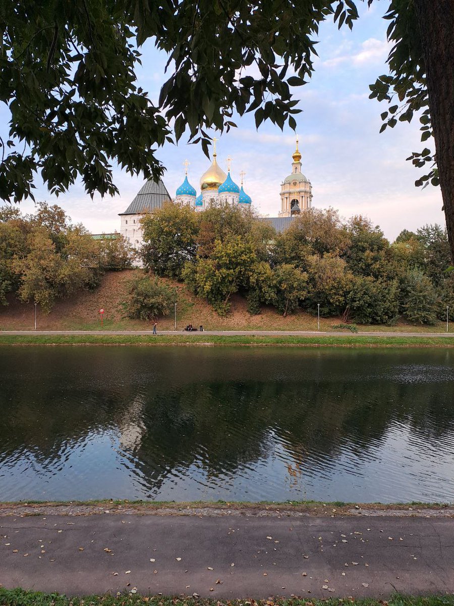 Certains voyageurs ont commencé leur séjour par 2 jours d’immersion avec le @frussien
Un moment en petit groupe pour parler de leurs projets en Russie et découvrir Moscou autrement.
Coup de cœur collectif 💛 : le calme du monastère Novospassky.
La preuve en image 👇