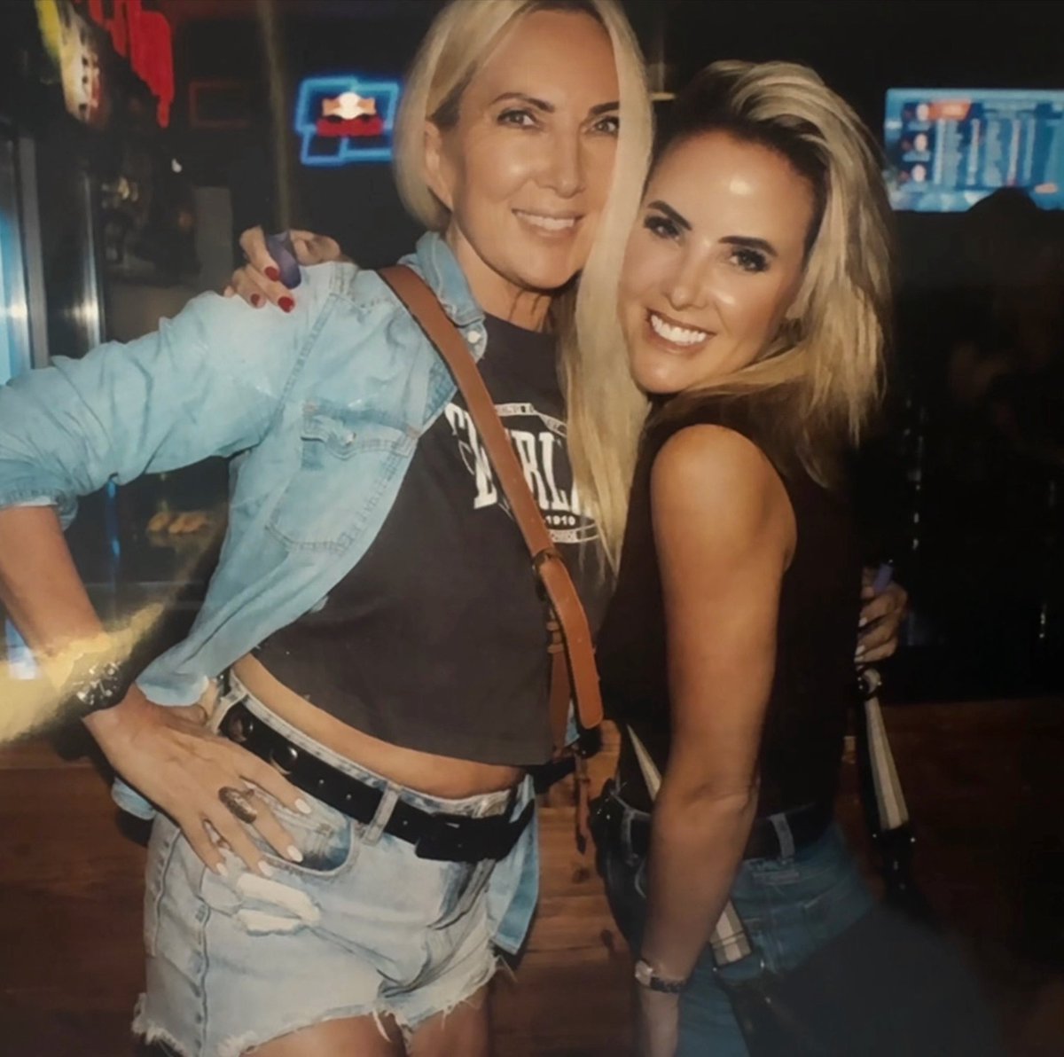 roxy_joubert's tweet photo. My Hart Klop 💕 🌻 💃 What a fun filled weekend friends, birthday celebrations, Afrikaans musiek , sokkie, breakfast, sunsets and endless laughs !!! #weekendshenanigans #friends #birthdays #afrikaansisgroot #sokkie #sunsets #memories #September #2025 https://t.co/9h20MQ15L0