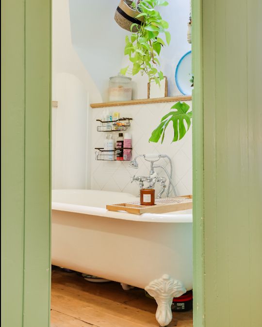 A bath beneath the skylight, surrounded by greenery.
This is the kind of home that invites you to breathe, pause, and feel.
Pluckley is more than a place — it’s a retreat.
#MakeLifeSpecial #PluckleyHome #GrahamJohnEstateAgents grahamjohn.com/property/pluck…