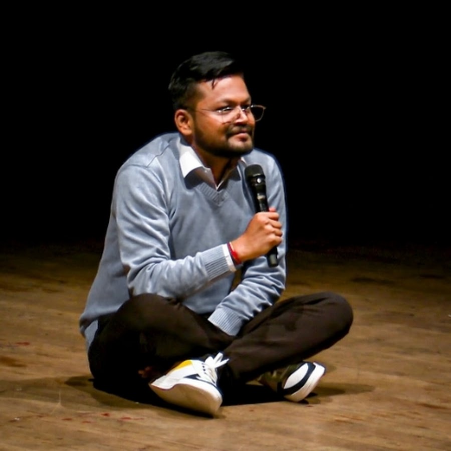 SaurabhKarpe4's tweet image. "दशावतार" हाऊसफुल्ल!
सौरभ भोसले यांच्या ५ ऑक्टोबरच्या शोची तिकीटं २१ तारखेलाच संपली.
मराठी प्रेक्षकांसाठी नाट्यगृह आणि चित्रपटगृहात पुन्हा एकदा सुवर्णकाळ येतोय असंच दिसतं. 
"तिकीट ब्लॅक झाल्याचं फक्त ऐकलं होतं… आता बघायलासुद्धा मिळणार असंच दिसतंय!" 
#दशावतार