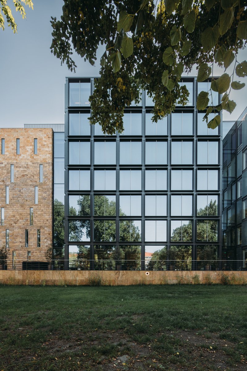 Edge_Workspaces's tweet image. Let&apos;s take a closer look at EDGE Stadium in Amsterdam.
Did you know that the building was already existing when Edge decided to renovate it? 
They kept the old facade as part of the internal design, by building a whole new facade around it!
#EDGEWorkspaces #WhereWellbeingWorks