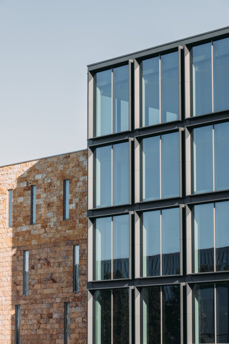 Edge_Workspaces's tweet image. Let&apos;s take a closer look at EDGE Stadium in Amsterdam.
Did you know that the building was already existing when Edge decided to renovate it? 
They kept the old facade as part of the internal design, by building a whole new facade around it!
#EDGEWorkspaces #WhereWellbeingWorks