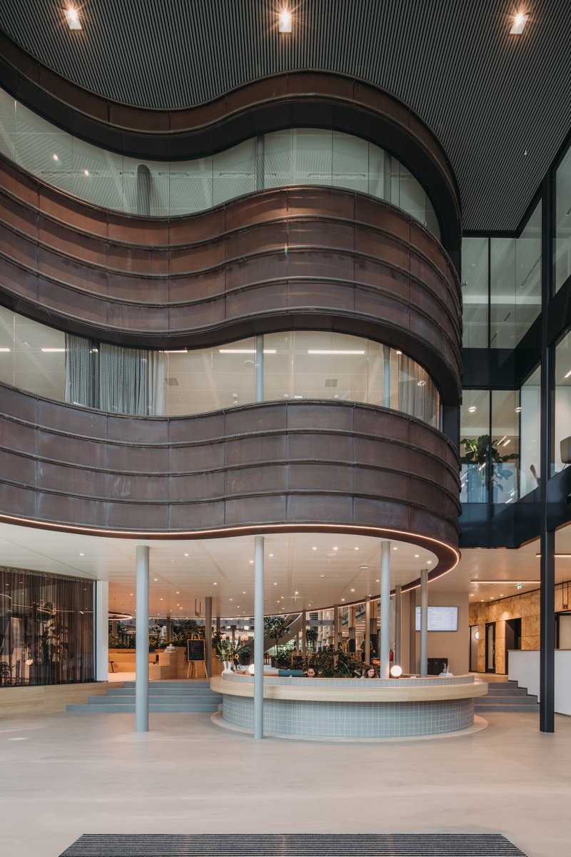 Edge_Workspaces's tweet image. Let&apos;s take a closer look at EDGE Stadium in Amsterdam.
Did you know that the building was already existing when Edge decided to renovate it? 
They kept the old facade as part of the internal design, by building a whole new facade around it!
#EDGEWorkspaces #WhereWellbeingWorks