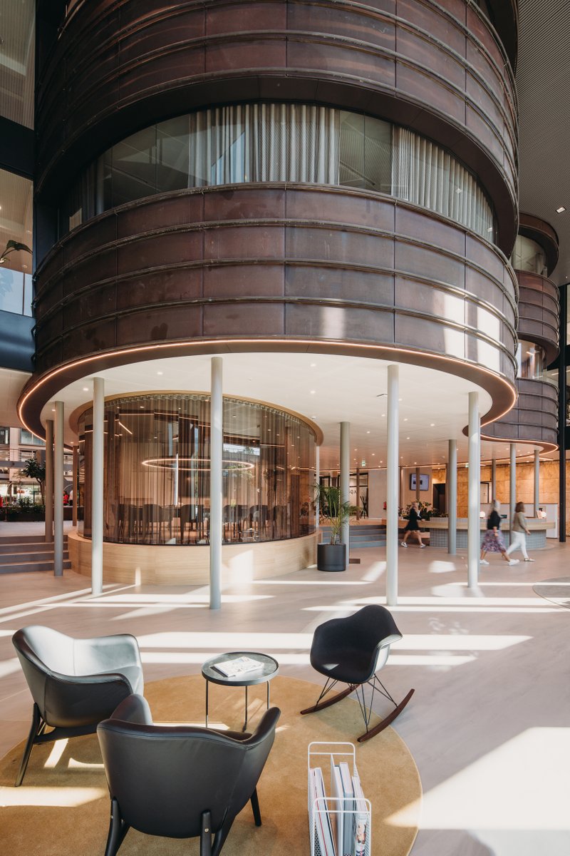 Edge_Workspaces's tweet image. Let&apos;s take a closer look at EDGE Stadium in Amsterdam.
Did you know that the building was already existing when Edge decided to renovate it? 
They kept the old facade as part of the internal design, by building a whole new facade around it!
#EDGEWorkspaces #WhereWellbeingWorks