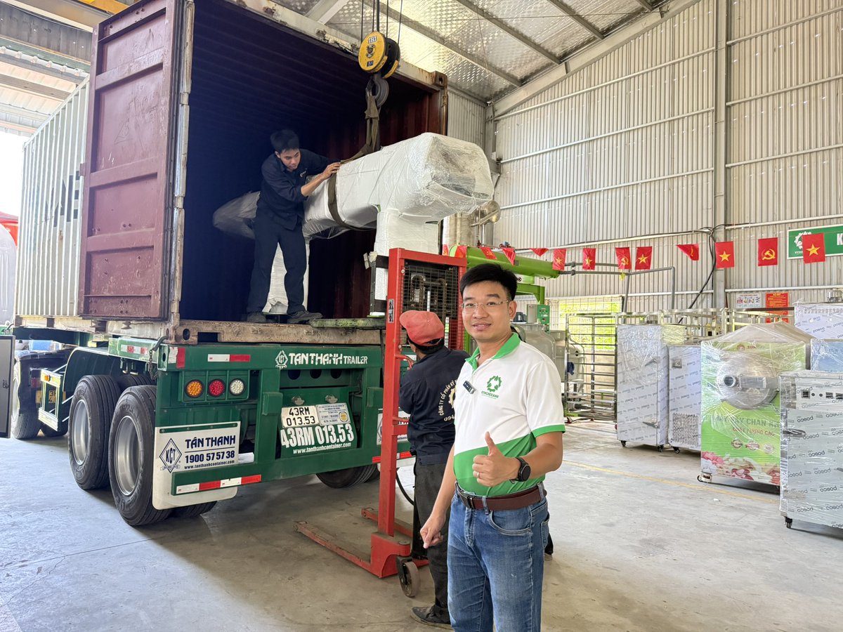 TamKNX's tweet photo. Em được anh chàng Hàn Quốc rướt về cho dự án nông nghiệp trồng nấm công nghệ cao!
#XuatKhau #MadeinVietNam #GreenMech https://t.co/Ch7lEZBOCg