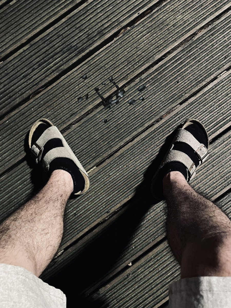 世界上的男孩不只我一個
請你請你珍惜你的情感
愛千萬不能給得太多