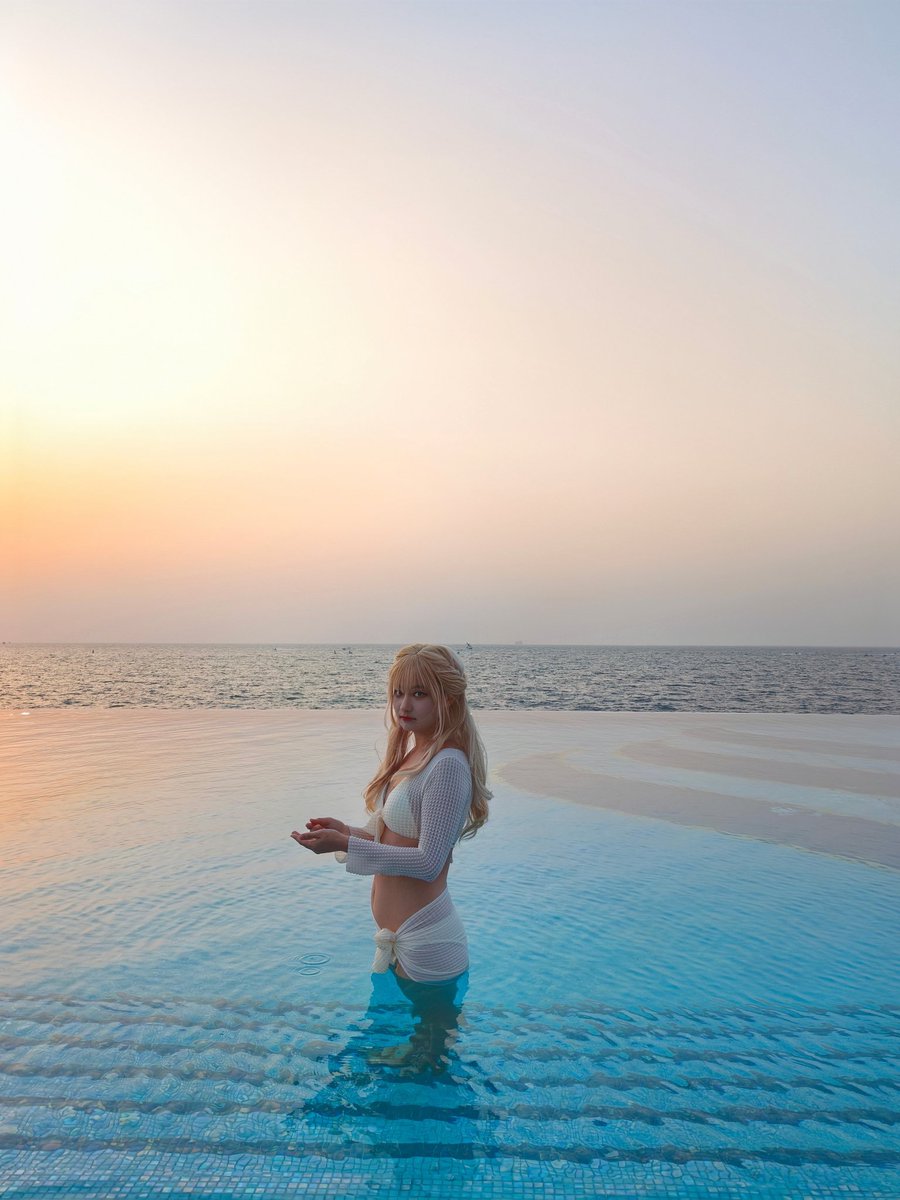 ドバイ の贅沢遊び💰

世界に名だたる超高級ホテルBurj Al Arab に 宿泊✨
ほぼ全ての客室に専属の執事（「ロイヤルバトラー」がつき🤵24時間あらゆる要望を叶えてくれる、まさに「7つ星」のサービス

内部装飾には、24金の金箔が至る所に使用されています
ドバイに来たら絶対に外せないフォトスポット