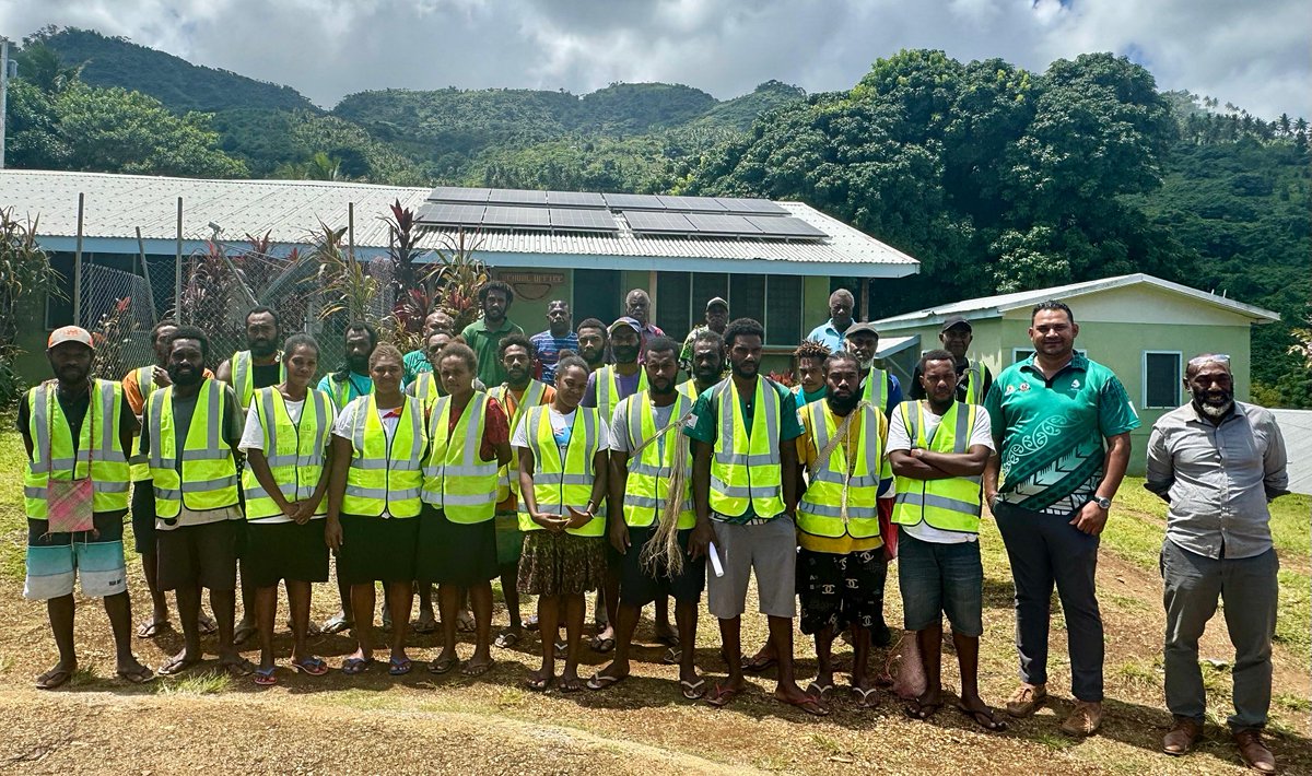 ⚡📚 The first-ever Certificate I in Electrotechnology has launched on Pentecost Island in Vanuatu 🇻🇺 with support from the Vanuatu Green Transformation Project. 

23 participants are gaining skills to power a clean energy future 👇

undp.org/pacific/press-…
