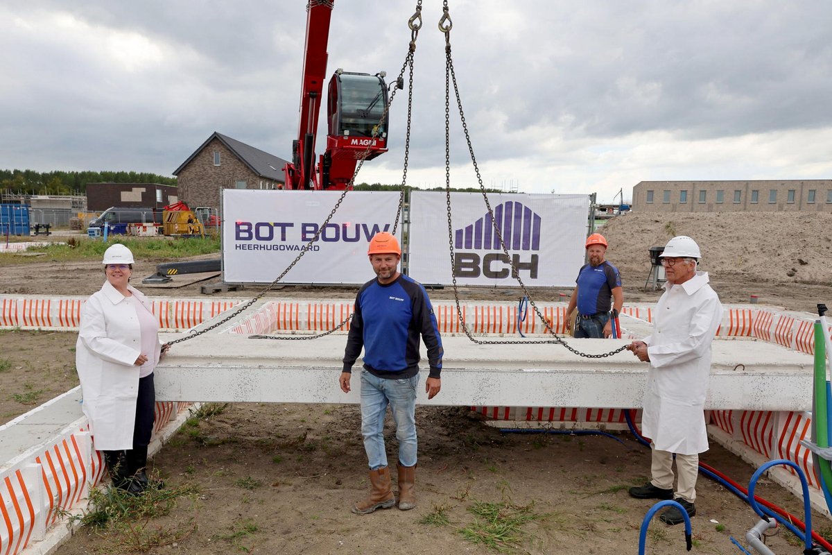 🏗️ Officiële start bouw De IJsvogel!
Samen met gemeente, Bot Bouw, BCH en kopers vierden we start bouw van 18 woningen en 16 appartementen in De Draai! Eerste begane grond vloerplaat gelegd door wethouder Ester Leibbrand en BCH-directeur Gem Bot.
 #Nieuwbouw #Heerhugowaard