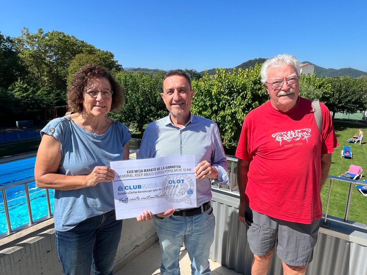📌El CN #Olot entrega un xec per valor de 887€ a Càritas #Garrotxa gràcies als donatius de la XXIX Mitja Marató

🔗cnolot.cat/catalan/notici…