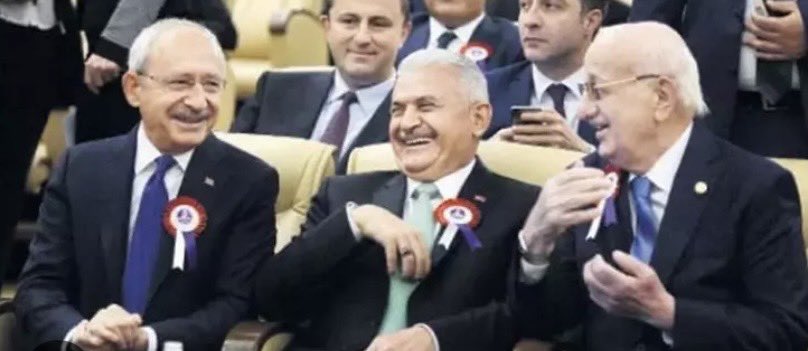 Kemal Kılıçdaroğlu ve arkadaşları

32 dişi ile gülen 3 güzel insan:)