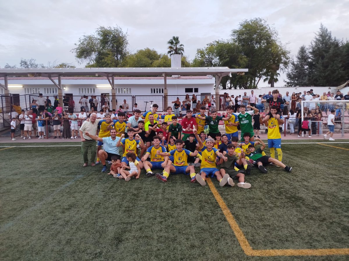 SPV_OFICIAL's tweet photo. ¡Enhorabuena a nuestro Juvenil por la gran victoria del pasado sábado ante la Academia Extremadura! Con este resultado, los chicos suman 3 de 3 partidos ganados 👏🔥.

Gran trabajo, esfuerzo y compromiso en el campo. 💪
¡A seguir así, equipo, que la temporada promete mucho! 🚀💯 https://t.co/Hf9Yg9i2zw
