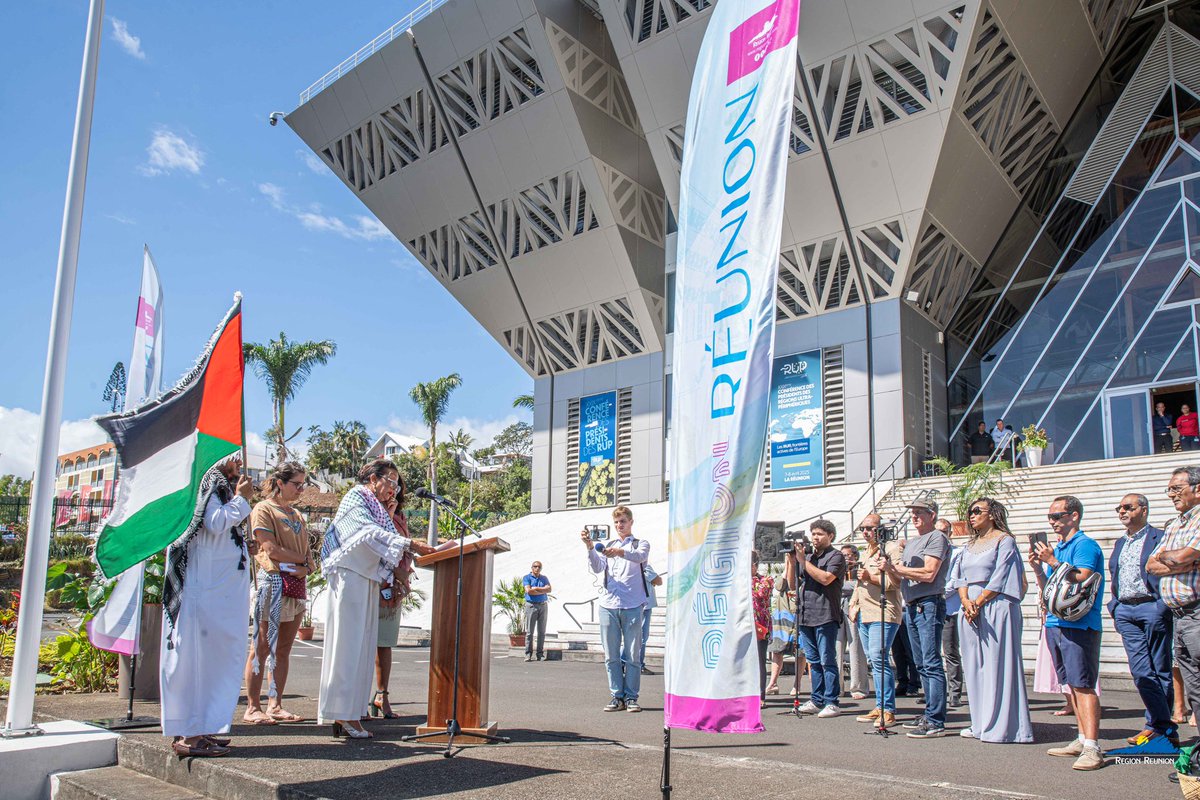 Le drapeau palestinien est hissé symboliquement sur le parvis de l’hôtel de la Région Réunion. Depuis notre île, carrefour de cultures et de religions diverses, nous affirmons une valeur fondamentale : celle de la dignité humaine et du droit des peuples à disposer d’eux-mêmes 🇵🇸