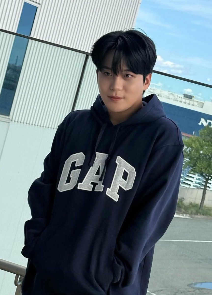 jonghoping's tweet photo. chois in blue 💙💙 https://t.co/3P76LBXIgk
