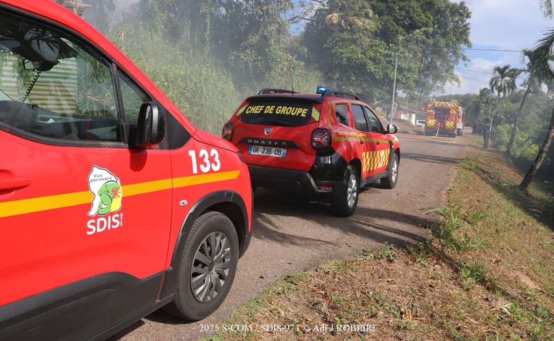🚨 Incendie maîtrisé à Cayenne ce samedi 20/09 vers 14h, rue Serge Brown : feu de carcasses sur 100 m², proche d’habitations. 10 personnes évacuées, aucun blessé. Intervention rapide des pompiers avec EDF Guyane, Police Nationale &amp; Municipale. 👏 #Sécurité #Cayenne