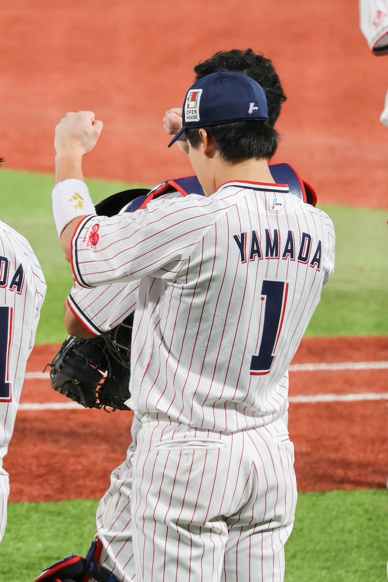 「阪神優勝おめでとうございます」のアナウンスの時に拍手と頑張れ！ってやっていて、スポーツ選手のこういうところ好き。