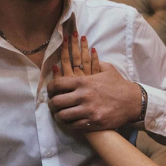 Gönül kapımda hala ismin yazılı,  Ondan gelenlerin , 
Evde yok sanıp geri dönmesi..