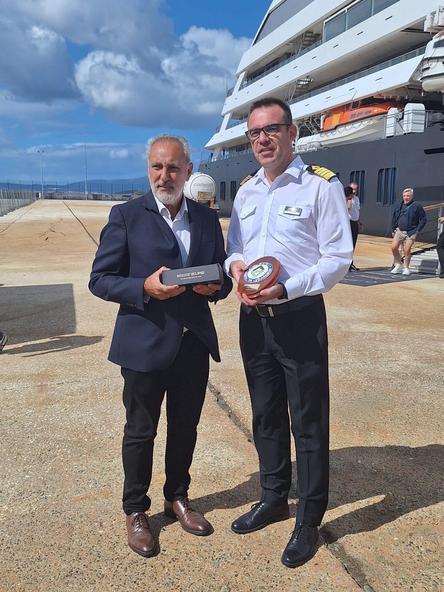 Welcome to Vilagarcía!
Hoy hemos recibido en nuestro puerto, por vez primera, el crucero de lujo "Scenic Eclipse". Por conmemorar esta primera visita a nuestro puerto, se ha celebrado un intercambio de metopas entre el capitán y el presidente de la Autoridad Portuaria.