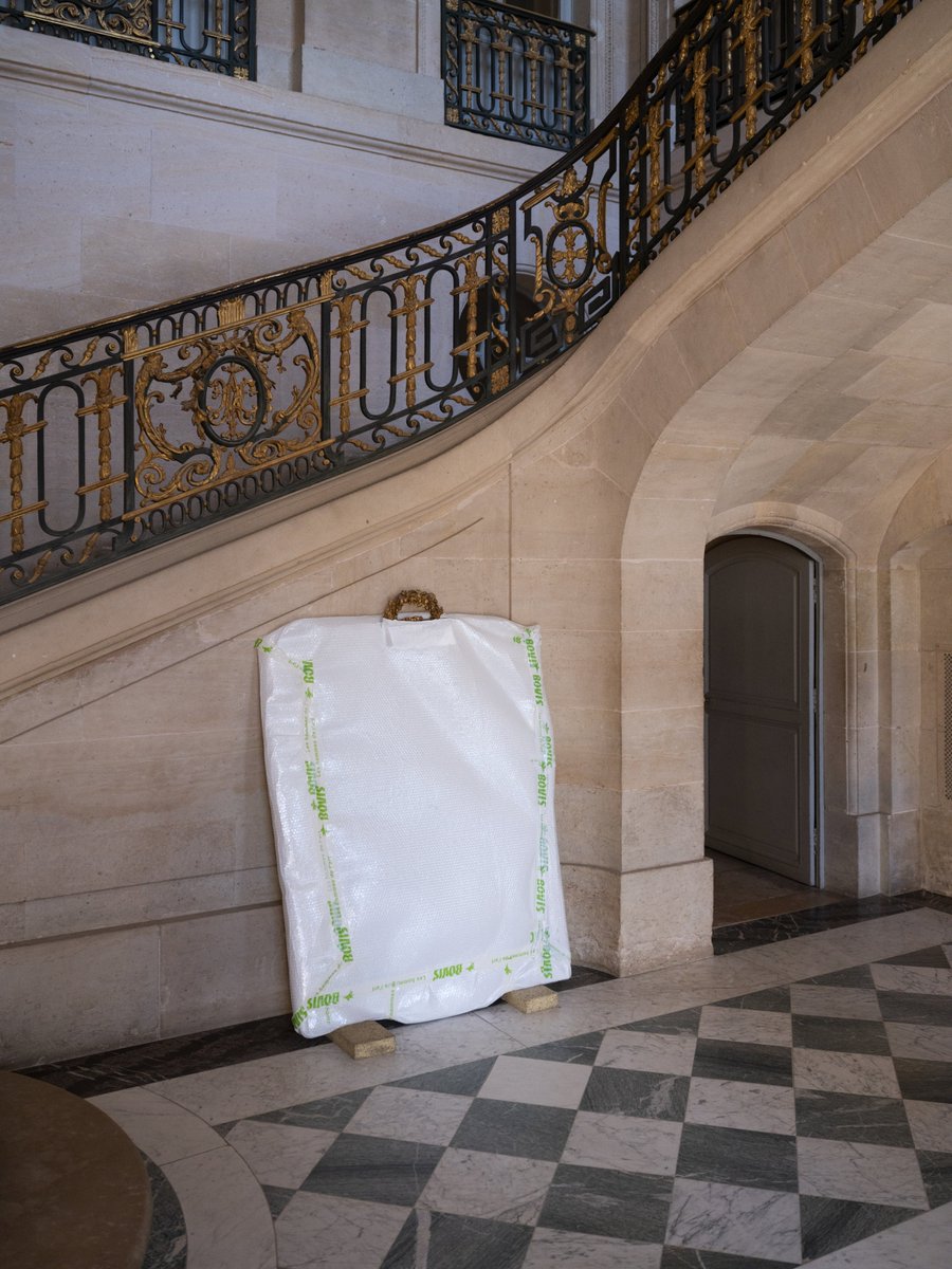 🇫🇷🌹Le célèbre Portrait de Marie-Antoinette à la rose a quitté le Petit Trianon pour être présenté au <a href="/V_and_A/">V&A</a>, à Londres.📅 Dès le 20 septembre, l’exposition « Marie-Antoinette Style » explore l’héritage d’une reine devenue icône.
