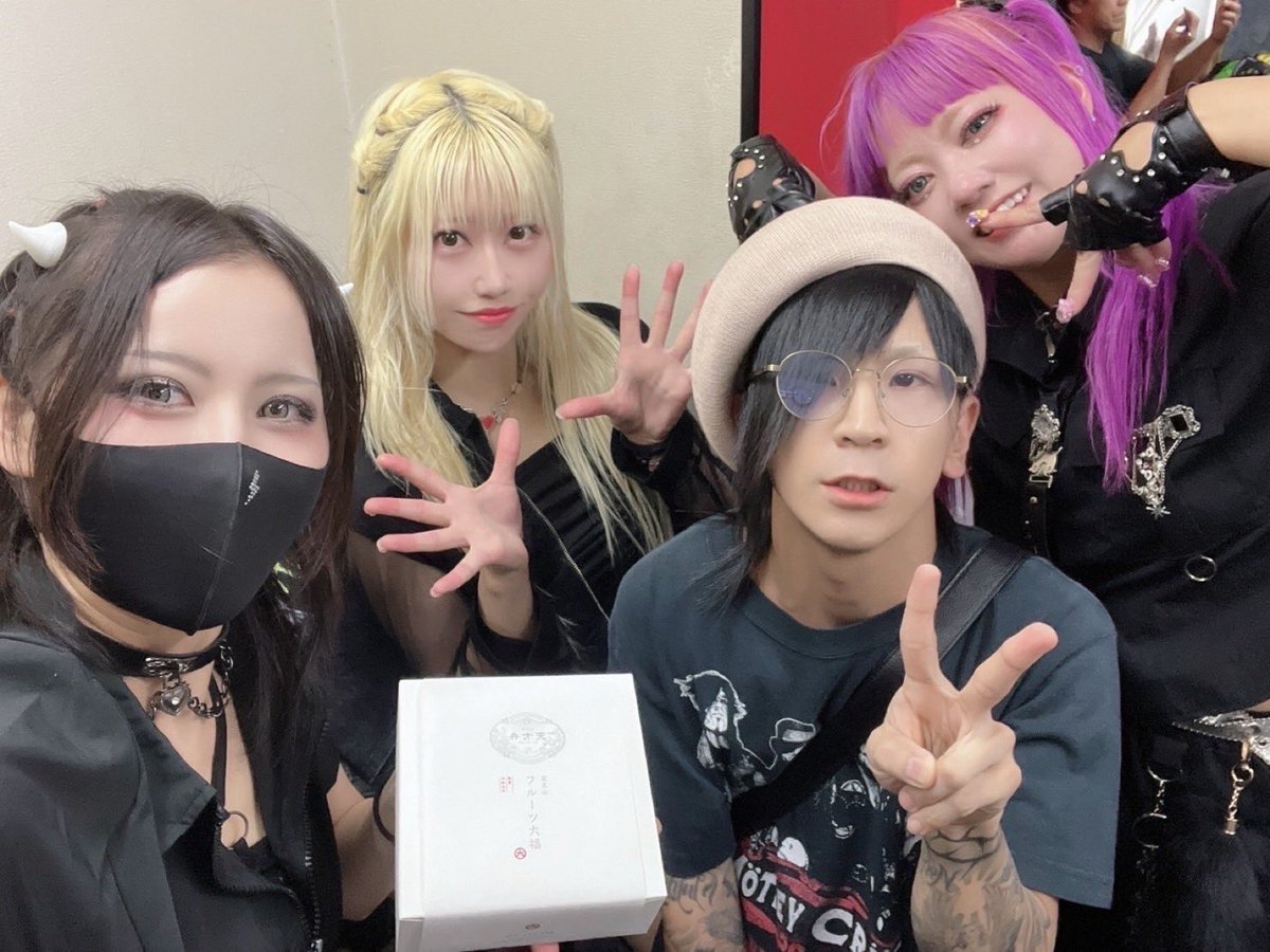 Rosario Ark presents
不夜城vol.58-TIGHTROPE周年祭-にて
お写真撮ってもろた🫶⟡.·

Rosario Arkさんお初だった✨️✨️
AnswerのMVきっかけで誘ってくれたみたいでめちゃめちゃうれしい☺️♪♪

たしかにAnswerかっこいいもんな🥺笑

Meguさんと撮れなかったの残念🫠՞  ՞
またお願いします.ᐟ✊🏻❤️‍🔥