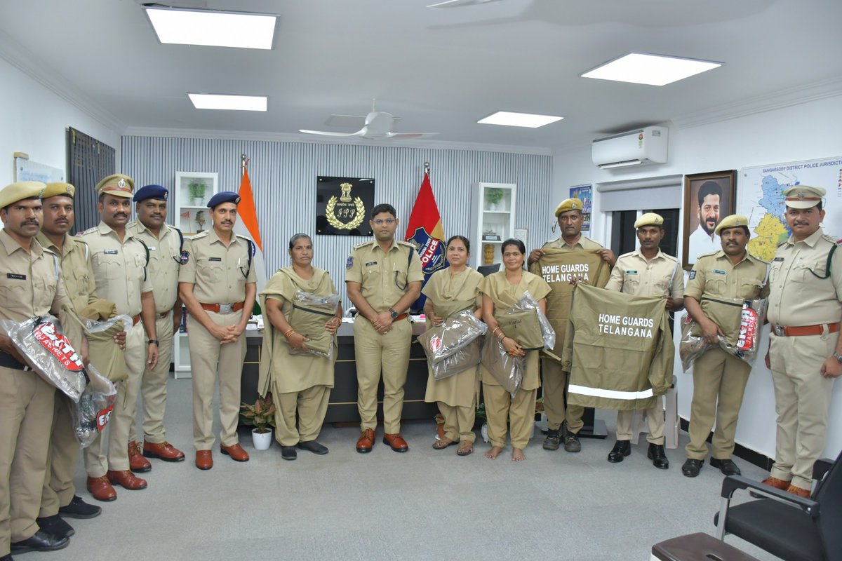 SP Sangareddy (@spsangareddy) on Twitter photo • సిబ్బంది సంక్షేమం = ప్రథమ ప్రాధాన్యత
• కానిస్టేబుళ్లు & హోమ్ గార్డ్స్కి ఉలెన్ జాకెట్స్ & రెయిన్ కోట్స్ పంపిణీ 👮♂️👕☔
• తెలంగాణ రాష్ట్ర గౌరవ డిజిపి గారి ఆదేశాల మేరకు జిల్లా ఎస్పీ శ్రీ పరితోష్ పంకజ్ IPS గారు అందజేత
• ఇబ్బందులు లేకుండా చురుకుగా విధులు నిర్వర్తించేలా సహకారం ✅ • సిబ్బంది సంక్షేమం = ప్రథమ ప్రాధాన్యత
• కానిస్టేబుళ్లు & హోమ్ గార్డ్స్కి ఉలెన్ జాకెట్స్ & రెయిన్ కోట్స్ పంపిణీ 👮♂️👕☔
• తెలంగాణ రాష్ట్ర గౌరవ డిజిపి గారి ఆదేశాల మేరకు జిల్లా ఎస్పీ శ్రీ పరితోష్ పంకజ్ IPS గారు అందజేత
• ఇబ్బందులు లేకుండా చురుకుగా విధులు నిర్వర్తించేలా సహకారం ✅