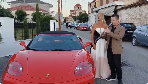 Φαντασου τωρα, να εισαι Ferrari, να βγαινεις υπερλαμπρη απ το εργοστασιο ετοιμη για μεγαλα γουστα και να καταληξεις ετσι καπου στα Βαλκανια