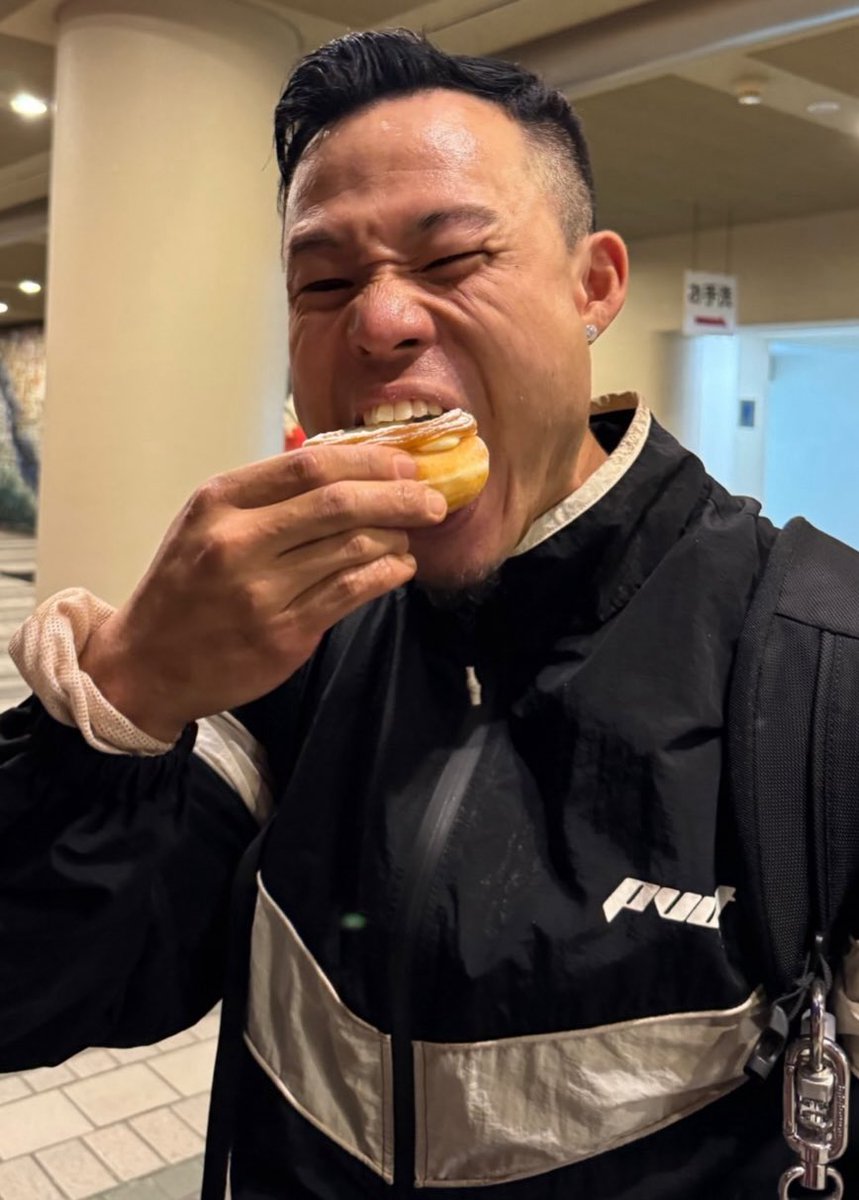 AJ7_yeahbuddy's tweet photo. 鷹村の気持ちが優勝後のドーナツで本当の意味で良くわかりました。
神の味がした。 https://t.co/E6btdwV0Wu