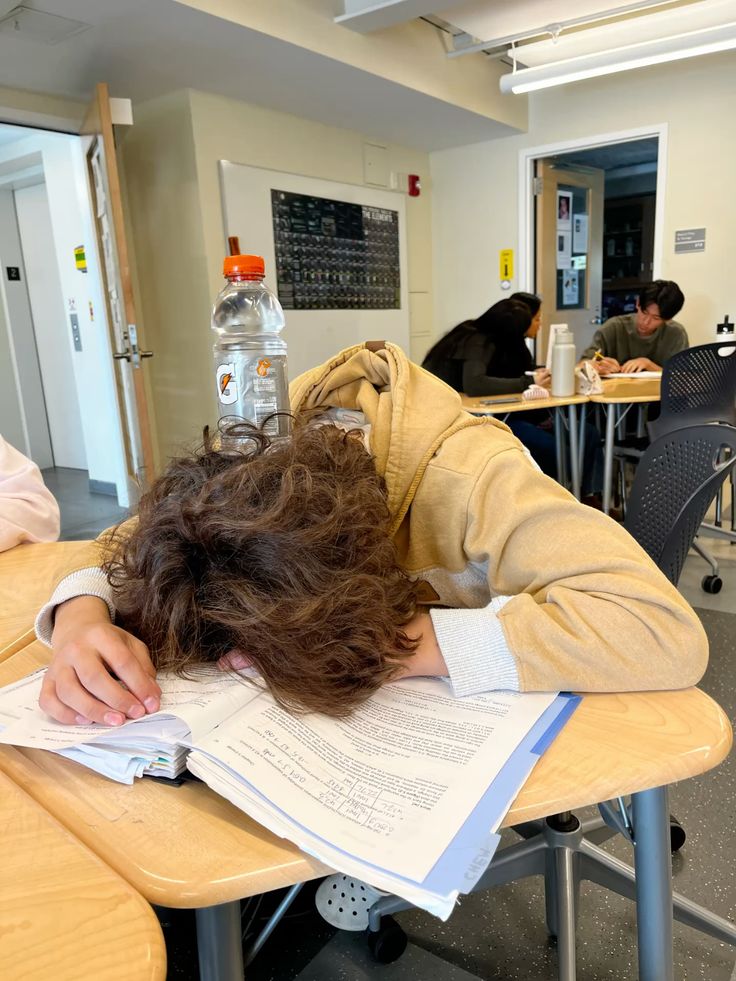 #Бодол
Дунд ангид "Оюуны залхуурал" гэдэг зүйлд автчихсан хүүхэд/голцуу хөвгүүд/ их олон байна.

Тэд гараа ч хөдөлгөх дургүй, ангид зүгээр л суугаад байна. Хичээл дээр эвшээгээд л, ширээн дээр унтчих гээд л, юу ч хийхгүй.

Тэд яагаад ийм болдог вэ?
1. Бага ангийн суурь алдагдсан.