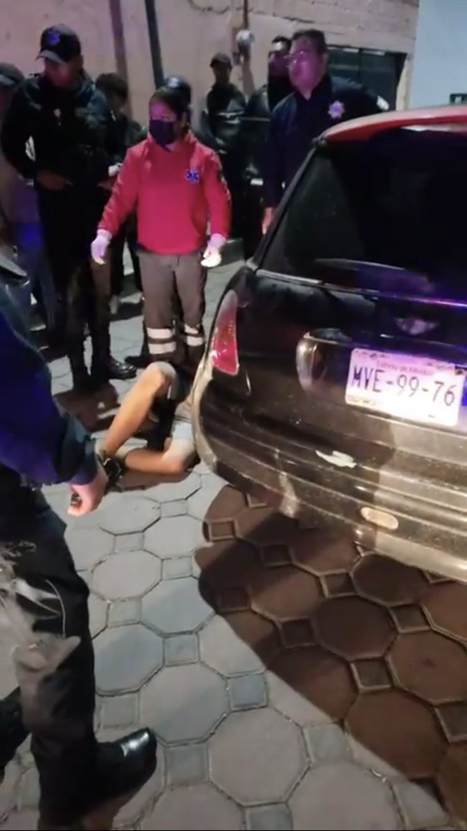 🚨😡 EN XALOZTOC TERMINÓ MAL:

Un sujeto causó destrozos afuera de un bar en Venustiano Carranza, rompiendo parabrisas y dañando varios vehículos. 😠🚗💥

Vecinos y afectados, cansados de esperar a la policía, actuaron por cuenta propia. 😤👊

#Xaloztoc #Tlaxcala #Seguridad