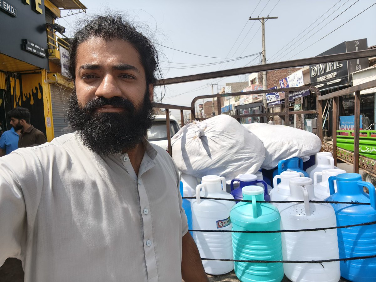 ملتان درخانہ کے علاقے میں صاف پانی کا بحران نہائت شدت اختیار کر گیا ہے۔۔۔ ہم نے پلاسٹک کے CANS لے لیے ہیں روانہ انکو بھر کر قریباً 2 ٹن لیٹر پانی عوام کو مہیا کیا جارہا ہے۔۔
اللہ خیر فرمائے۔۔۔