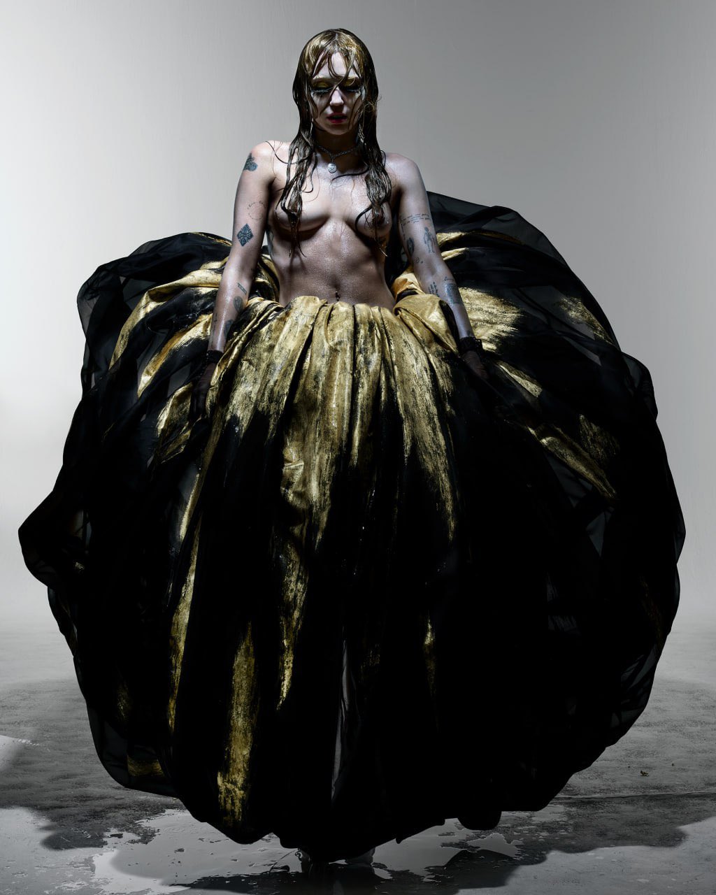 G1c2q7SXUAArAlp?format=jpg&name=large Miley Cyrus’ Latest Look Reinforces Her Status as an Unpredictable Icon That Fans Can’t Look Away From