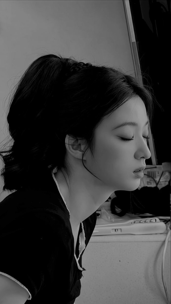 ️️ ️️
️️
️️ ️️
📍 𝗦𝗔𝗜𝗡𝗧𝗨𝗔𝗜𝗥𝗘 𝟭𝗕

Spicy chickens for someone who's on her first day. Look at her smelling around the chickens.
️️ ️️
️️
️️ ️️