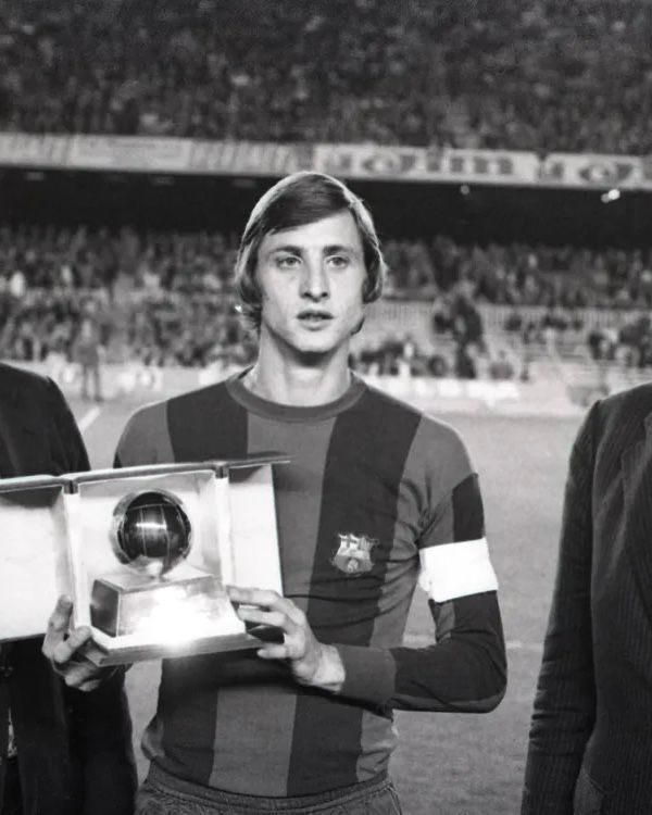 JohanCruyff's tweet image. Tonight’s all about the Ballon d’Or ✨

Johan lifted it 3 times, the first ever to do so. But his impact went far beyond individual trophies.

Since 2024, the ceremony also carries his name into the future with the Johan Cruyff Trophy, honouring the best men’s &amp;amp; women’s coaches.