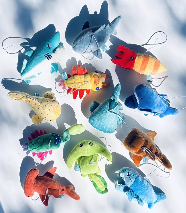 サメぬいぐるみ、古生物ぬいぐるみ、それぞれ沢山のGET報告ありがとうございます ヒレやエラの数など生物の特徴にこだわりつつも可愛さを追求した、博物館クオリティのぬいぐるみです どちらのガチャも完売情報を沢山見かけているので欲しい方はお早めに〜