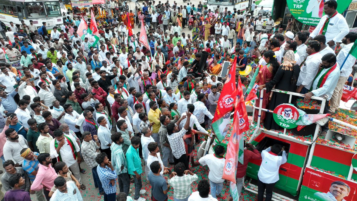 అడుగడుగునా జన నీరాజనం

TRP రాష్ట్ర ప్రధాన కార్యదర్శి గా ఎన్నికైన వట్టె జానయ్య యాదవ్ గారికి  భారీ ర్యాలీ తో స్వాగతం పలికిన అభిమానులు పార్టీ కార్యకర్తలు

సూర్యాపేట SV డిగ్రీ కళాశాల నుండి కొత్త బస్టాండ్ వరకు సాగిన ర్యాలీ

#vattejanaiahyadavofficial
#vattejanaiahyadav
#trpparty