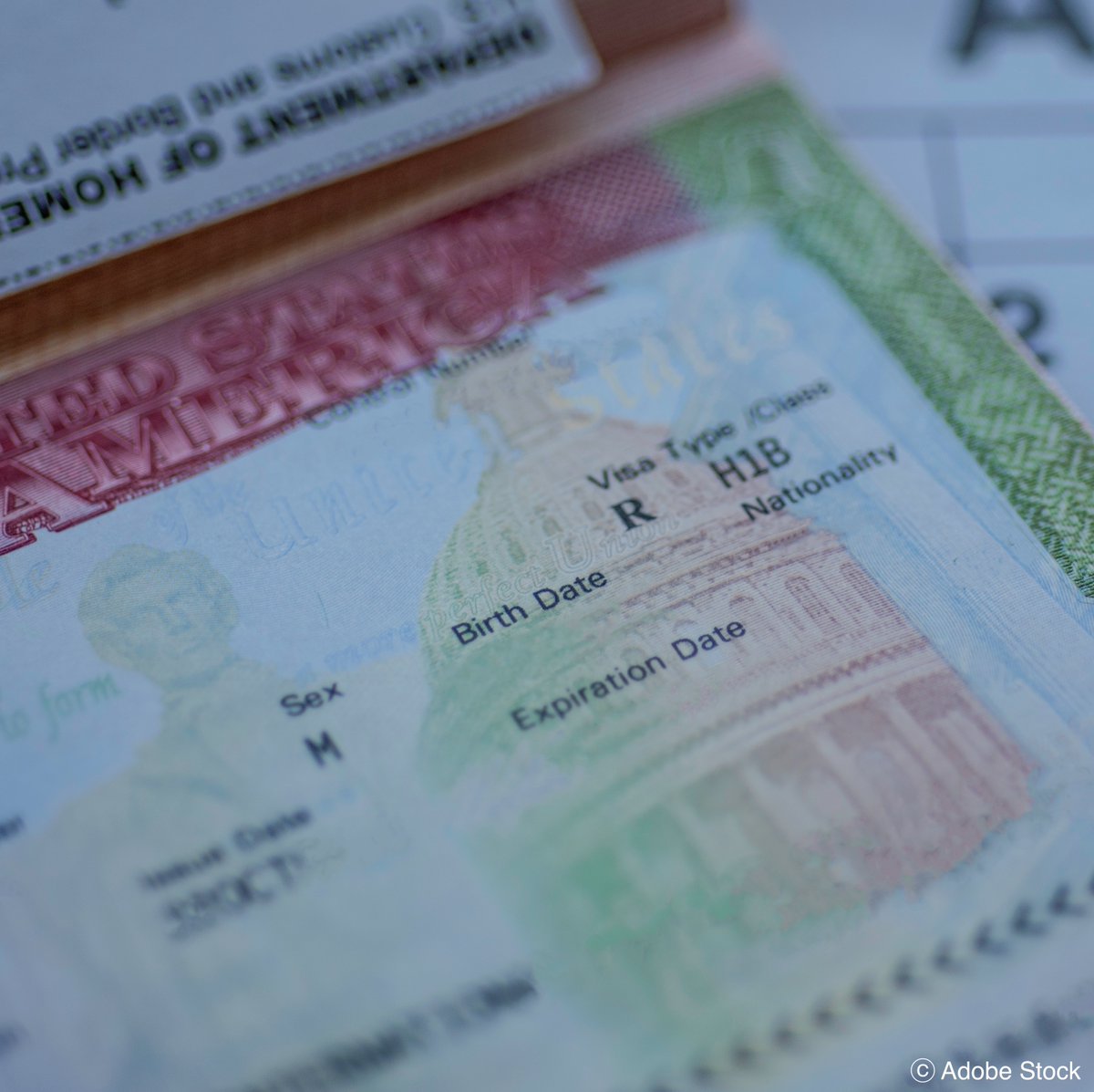 L’administration Trump a pris des mesures importantes pour réformer le programme de visas H1-B afin d’en limiter les abus et de protéger les travailleurs américains. Ces mesures incluent notamment un paiement de 100 000 $ pour toute nouvelle demande de visa H1-B soumise depuis le