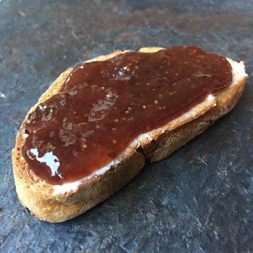 Aquí, como buen puertorriqueño, empezando el día con la verdadera mermelada. #AchoPeErreEsOtraCosa #DeAquíComoElCaballo