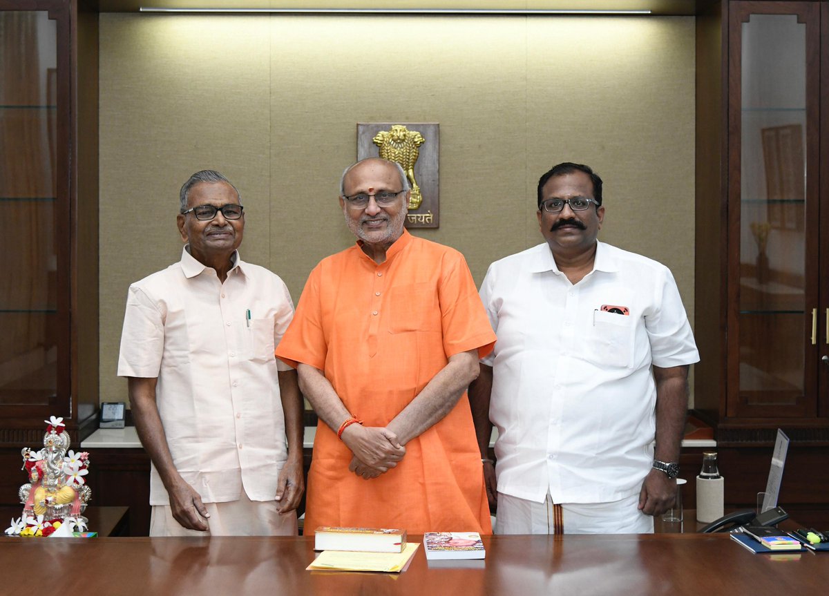 மாண்புமிகு துணைக் குடியரசுத் தலைவர் அவர்களை சந்தித்து TET தேர்வு ரத்து செய்ய வேண்டினார் 90 அகவை செ. முத்துசாமி ex .MLC ஐயா.