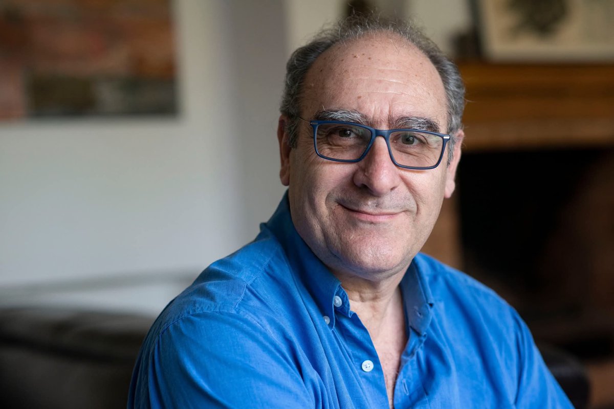 Tato Olmos, que venía dando batalla contra el cáncer, se fue hoy. Fue el motor de Marea, un gran diputado en la legislatura pasada, un tipo encantador, de humor fino, siempre cariñoso, solidario, brillante y trabajador.
¡Cómo lo vamos a extrañar!
Hasta siempre, querido Tato.