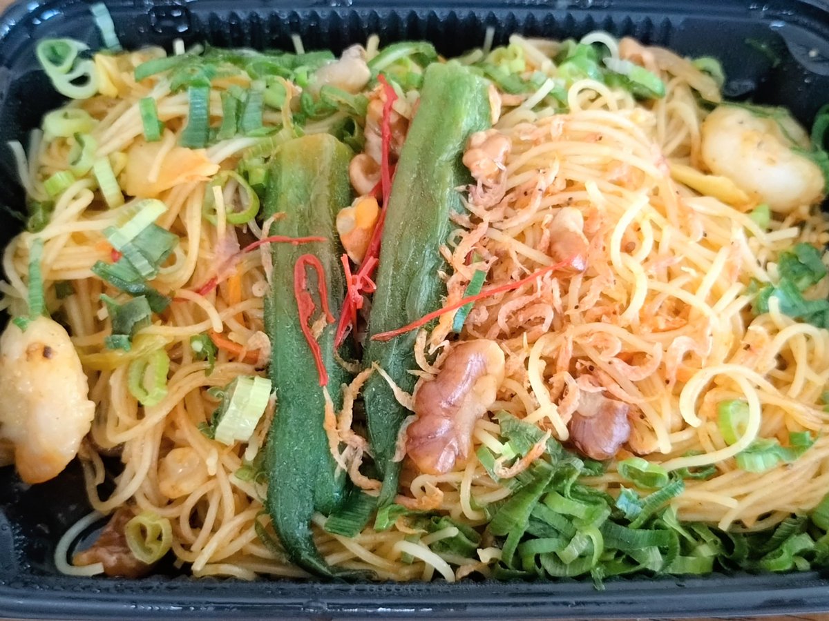 Dondokooyaji's tweet image. 今日の夕食は、成城石井の海老とオクラのシンガポール風焼きビーフンと、シンガポール風ラクサです。スパイスの香りとピリ辛が食欲をそそります
#成城石井 #シンガポール風ラクサ #海老とオクラのシンガポール風焼きビーフン