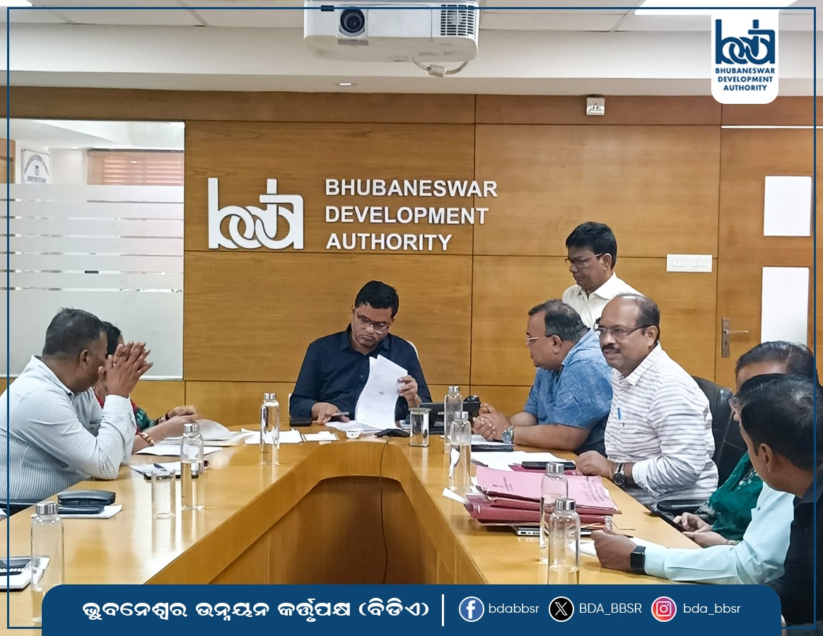 BDA_BBSR's tweet image. ସୋମବାର ଭୁବନେଶ୍ୱର ଉନ୍ନୟନ କର୍ତ୍ତୃପକ୍ଷ ପକ୍ଷରୁ ଜନ ଅଭିଯୋଗ ଶୁଣାଣି କାର୍ଯ୍ୟକ୍ରମ ଅନୁଷ୍ଠିତ ହୋଇଯାଇଛି। ବିଡିଏ ଉପାଧ୍ୟକ୍ଷ ଡା.ଏନ୍ ତିରୁମାଲା ନାଏକ ନାଗରିକମାନଙ୍କର ବିଭିନ୍ନ ଅଭିଯୋଗ ଶୁଣିବା ସହ ସେଗୁଡ଼ିକର ତୁରନ୍ତ ସମାଧାନ ପାଇଁ ଉପସ୍ଥିତ ବିଭାଗୀୟ ଅଧିକାରୀମାନଙ୍କୁ ନିର୍ଦ୍ଦେଶ ଦେଇଛନ୍ତି।
#BDA  #GoodGovernance