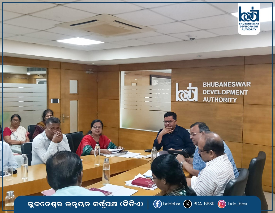 BDA_BBSR's tweet image. ସୋମବାର ଭୁବନେଶ୍ୱର ଉନ୍ନୟନ କର୍ତ୍ତୃପକ୍ଷ ପକ୍ଷରୁ ଜନ ଅଭିଯୋଗ ଶୁଣାଣି କାର୍ଯ୍ୟକ୍ରମ ଅନୁଷ୍ଠିତ ହୋଇଯାଇଛି। ବିଡିଏ ଉପାଧ୍ୟକ୍ଷ ଡା.ଏନ୍ ତିରୁମାଲା ନାଏକ ନାଗରିକମାନଙ୍କର ବିଭିନ୍ନ ଅଭିଯୋଗ ଶୁଣିବା ସହ ସେଗୁଡ଼ିକର ତୁରନ୍ତ ସମାଧାନ ପାଇଁ ଉପସ୍ଥିତ ବିଭାଗୀୟ ଅଧିକାରୀମାନଙ୍କୁ ନିର୍ଦ୍ଦେଶ ଦେଇଛନ୍ତି।
#BDA  #GoodGovernance