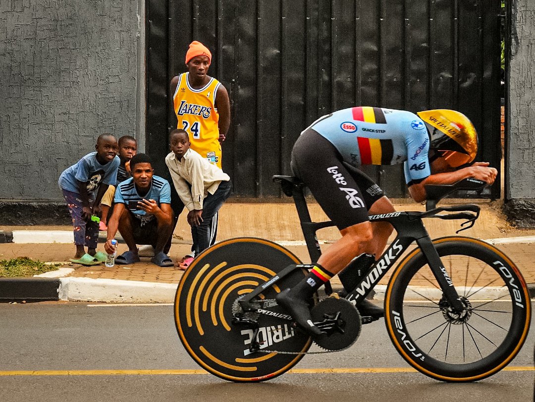 LeCyclismebelge's tweet image. Cette image est juste INCROYABLE !! 😍💫
L'incarnation pure de la passion et de l'admiration du peuple à l'égard des sportifs. Comme un moment suspendu, irréel, utopique... 💭
Sublime 🪄
#Kigali2025