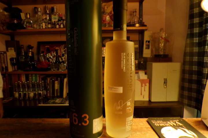 fortunehills's tweet photo. 広島での発売日、オクトモア16.3をいち早く味わうことができました。グラスに注がれた瞬間からスモーキーな香りが広がり、一口飲むと奥深い甘みが口いっぱいに。贅沢な琥珀色のひとときでした。
#dbar #琥珀色 #オクトモア #アイラ島 #ブルックラディ蒸留所 #ウイスキー #シングルモルト #大麦 #香り https://t.co/S5xz6WLmAy