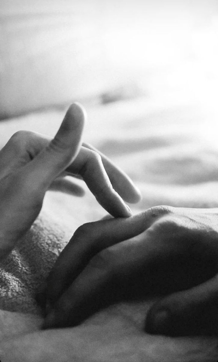 با تو می چسبد فقط، رفتن به قعرِ عاشقی
وَرنه در بابِ هوس بازی که آدم قحط نيست . .

#حامد_فلاحی_راد