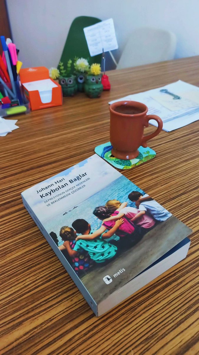 Hayatımda baş edilmesi mümkün değilmiş gibi gelen bir acı hisset­tiğim, dünyadan izin almak istediğim dönemler olmuştu.
#JohannHari #KaybolanBağlar #alinti

📚🦉🌼