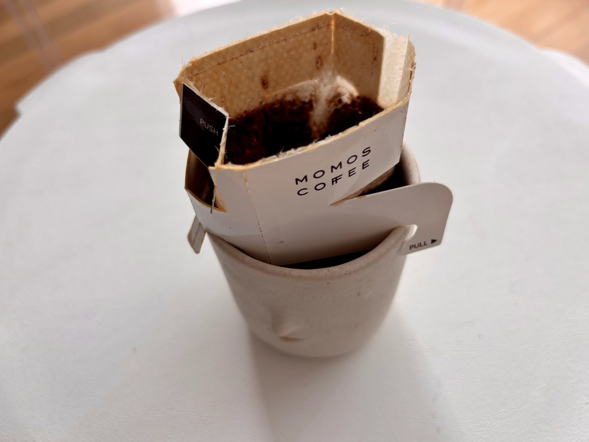 모모스커피와 카멜커피가 만나 만든 드립백
“아나무라”- 패키지는 위트와 코믹으로 무장하고 커피맛은 진짜 우아하다! 이런 반전이라니! 청사과 청포도의 산뜻함에 민트향까지.차처럼 밝고 청량한 커피 좋아하시는 분들에겐 오! 내 스타일이야! 할 그런 커피! (맛있어요:-))